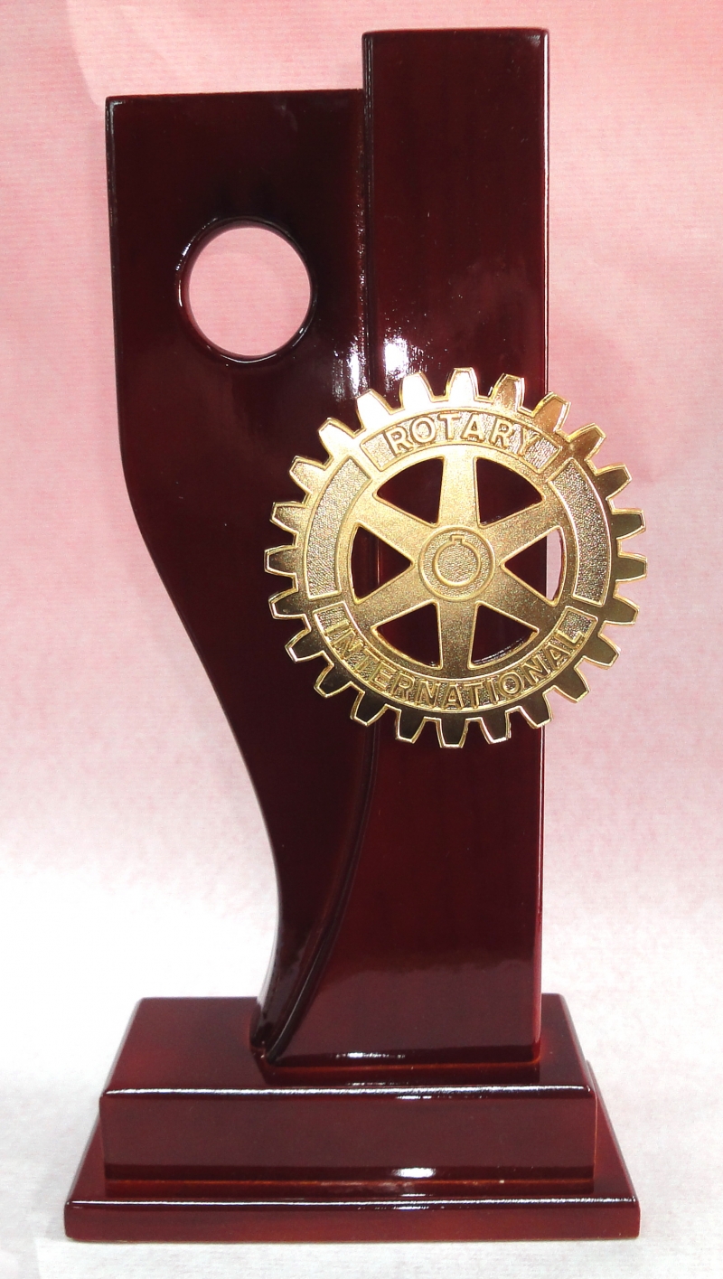 Producto Trofeo madera Con escudo Rotary bronce