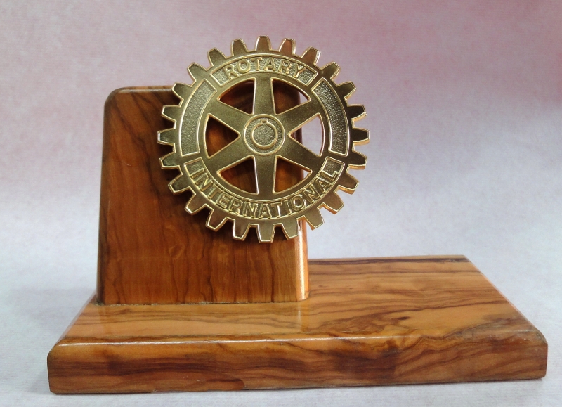 Producto Trofeo madera olivo con escudo Rotary bronce